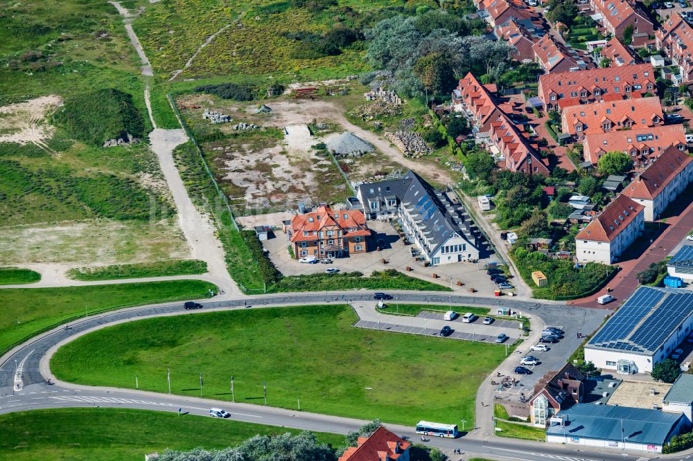 Norderney aus der Vogelperspektive: Wohn- und Geschäftshaus EDEKA am der Gorch-Fock-Weg am Hafen auf Norderney im Bundesland Niedersachsen, Deutschland