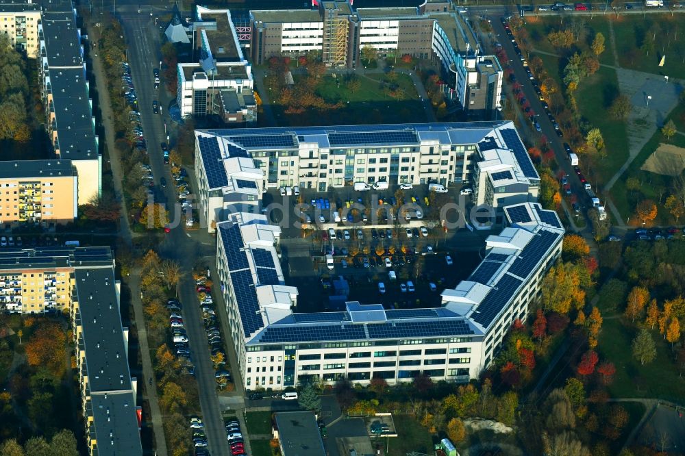 Berlin von oben - Wohn- und Geschäftshaus entlang der Döbelner Straße im Ortsteil Hellersdorf in Berlin, Deutschland