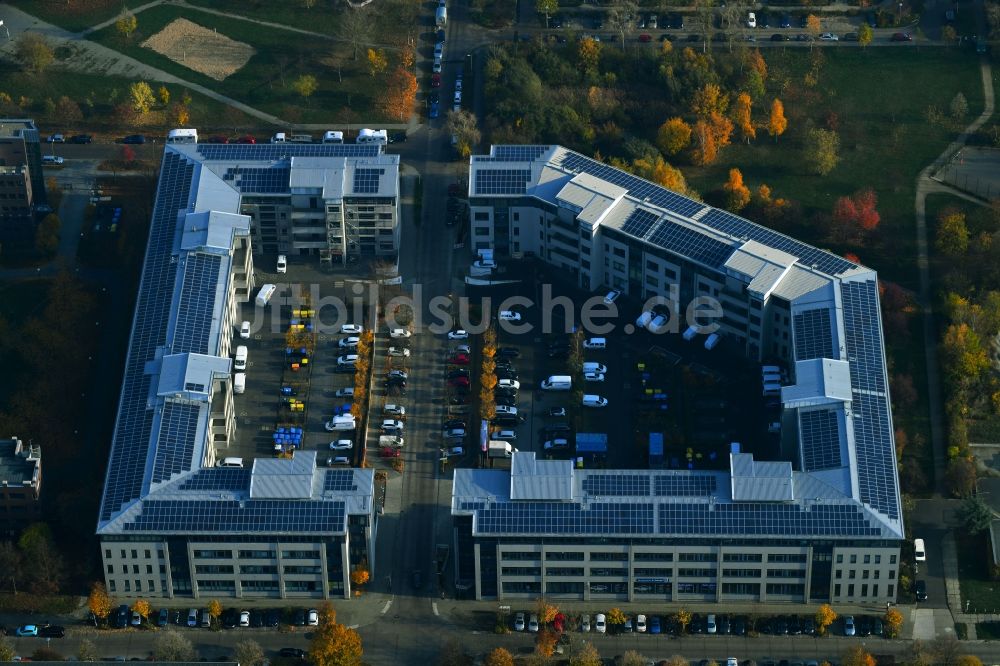 Berlin aus der Vogelperspektive: Wohn- und Geschäftshaus entlang der Döbelner Straße im Ortsteil Hellersdorf in Berlin, Deutschland