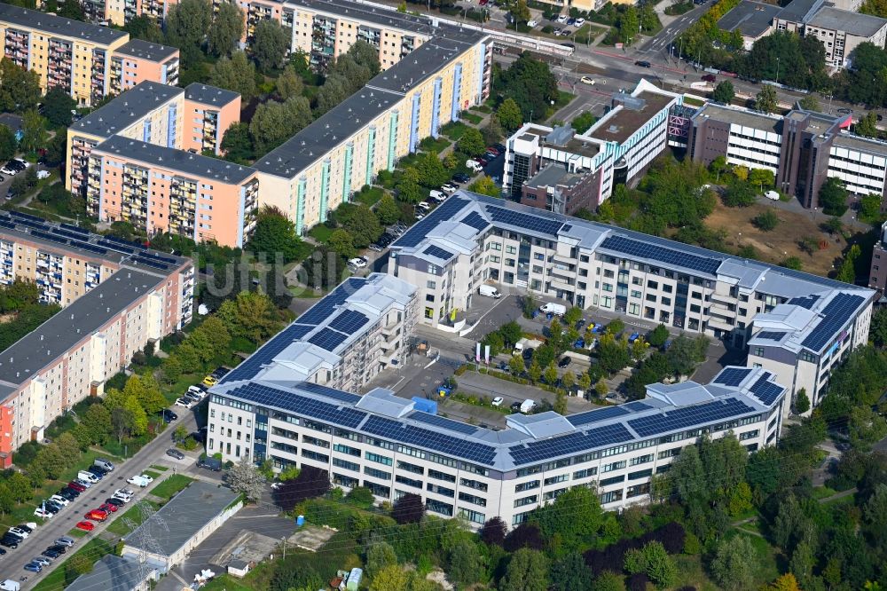 Berlin aus der Vogelperspektive: Wohn- und Geschäftshaus entlang der Döbelner Straße im Ortsteil Hellersdorf in Berlin, Deutschland