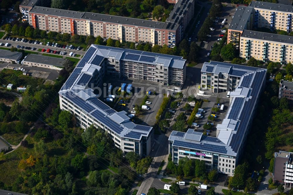 Luftaufnahme Berlin - Wohn- und Geschäftshaus entlang der Döbelner Straße im Ortsteil Hellersdorf in Berlin, Deutschland