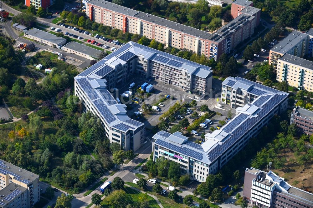 Berlin von oben - Wohn- und Geschäftshaus entlang der Döbelner Straße im Ortsteil Hellersdorf in Berlin, Deutschland