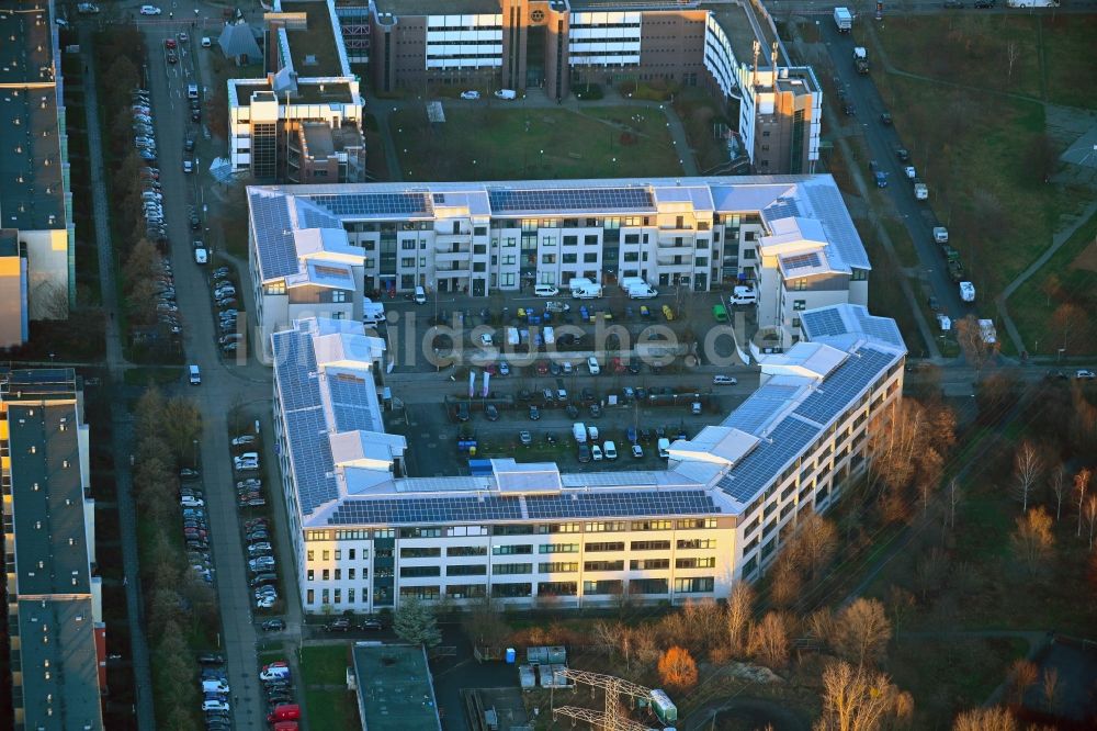 Luftbild Berlin - Wohn- und Geschäftshaus entlang der Döbelner Straße im Ortsteil Hellersdorf in Berlin, Deutschland