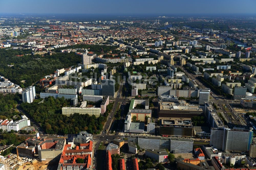 Berlin von oben - Wohn - und Geschäftshaus - Gebäude im Stadtzentrum Ost entlang der Otto-Braun-Straße Ecke Mollstraße im Stadtbezirk Mitte von Berlin