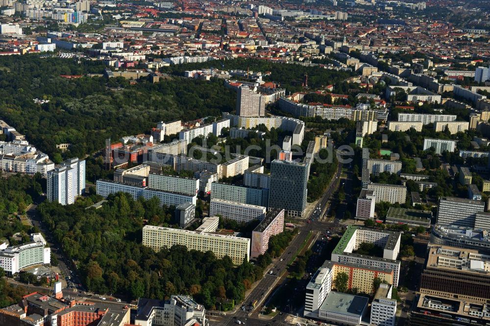 Berlin aus der Vogelperspektive: Wohn - und Geschäftshaus - Gebäude im Stadtzentrum Ost entlang der Otto-Braun-Straße Ecke Mollstraße im Stadtbezirk Mitte von Berlin