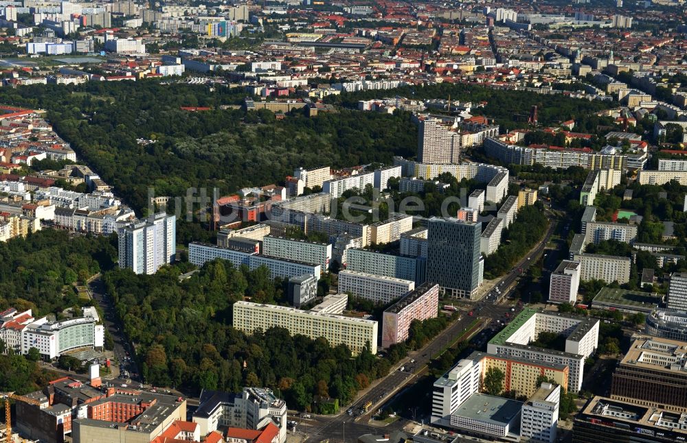 Luftaufnahme Berlin - Wohn - und Geschäftshaus - Gebäude im Stadtzentrum Ost entlang der Otto-Braun-Straße Ecke Mollstraße im Stadtbezirk Mitte von Berlin