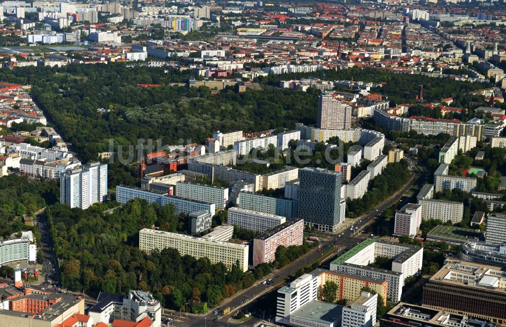 Berlin von oben - Wohn - und Geschäftshaus - Gebäude im Stadtzentrum Ost entlang der Otto-Braun-Straße Ecke Mollstraße im Stadtbezirk Mitte von Berlin