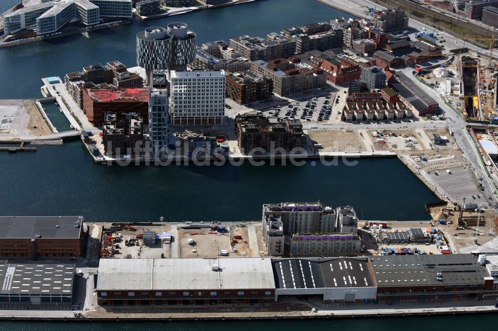 Kopenhagen aus der Vogelperspektive: Wohn-und Geschäftshaus- Gebäude am Ufer des ehemaligen Hafenbeckens am Sundkaj im Ortsteil Nordhavn in Kopenhagen in Dänemark