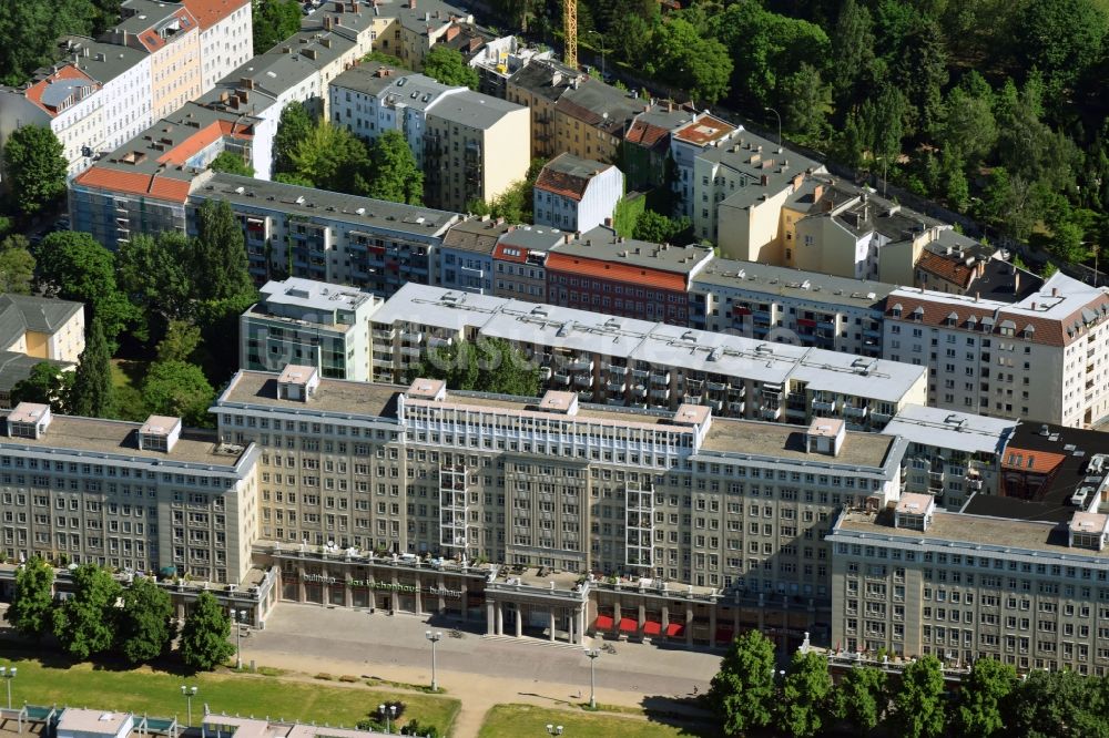 Luftbild Berlin - Wohn- und Geschäftshaus an der Karl-Marx-Allee im Ortsteil Friedrichshain-Kreuzberg in Berlin, Deutschland