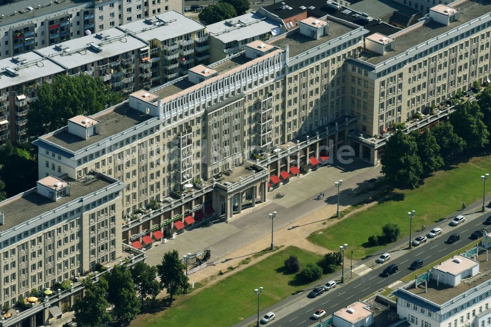 Luftaufnahme Berlin - Wohn- und Geschäftshaus an der Karl-Marx-Allee im Ortsteil Friedrichshain-Kreuzberg in Berlin, Deutschland