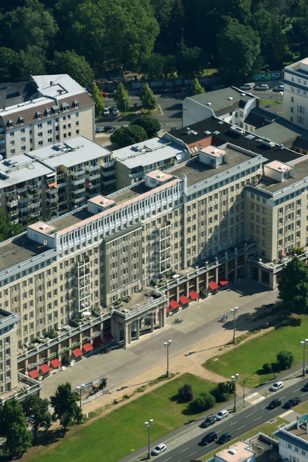 Berlin von oben - Wohn- und Geschäftshaus an der Karl-Marx-Allee im Ortsteil Friedrichshain-Kreuzberg in Berlin, Deutschland