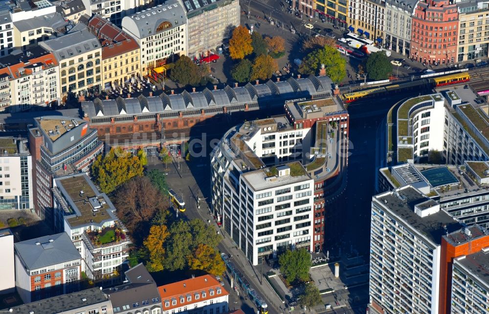 Berlin von oben - Wohn- und Geschäftshaus am Litfaßplatz im Ortsteil Mitte in Berlin, Deutschland