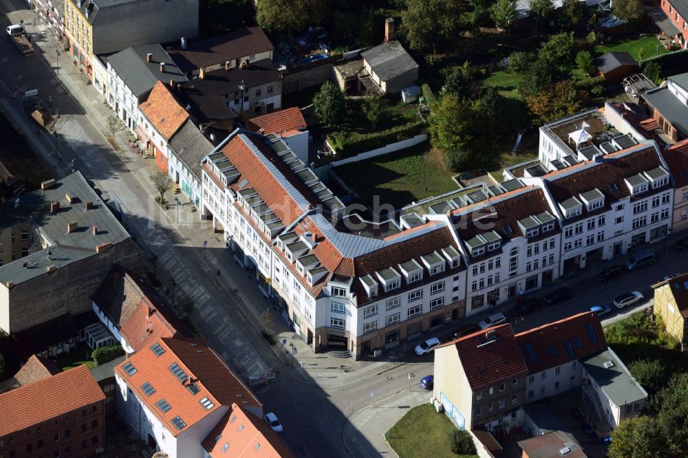 Strausberg aus der Vogelperspektive: Wohn- und Geschäftshaus- Neubau an der Breite Straße Ecke Klosterstraße in Strausberg im Bundesland Brandenburg