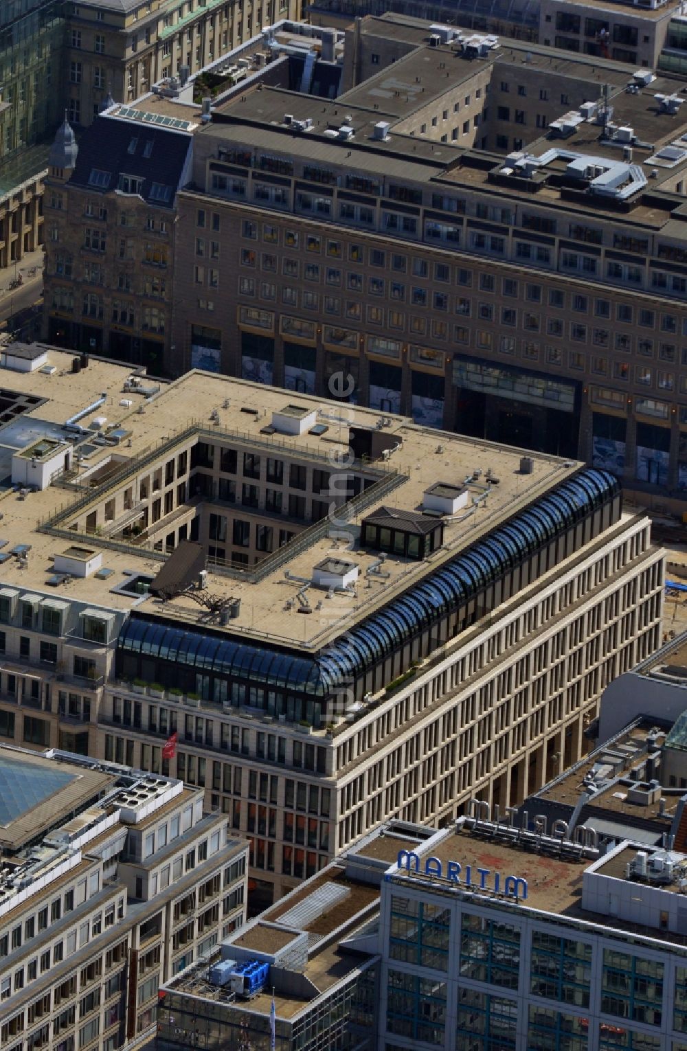 Berlin Mitte aus der Vogelperspektive: Wohn- und Geschäftshaus- Neubau- Gebäude der MEAG an der Straße Unter den Linden Ecke Friedrichstraße in Berlin Mitte