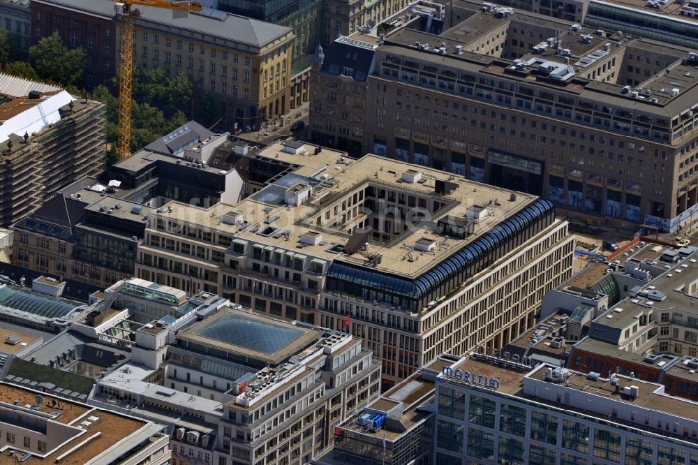 Luftbild Berlin Mitte - Wohn- und Geschäftshaus- Neubau- Gebäude der MEAG an der Straße Unter den Linden Ecke Friedrichstraße in Berlin Mitte