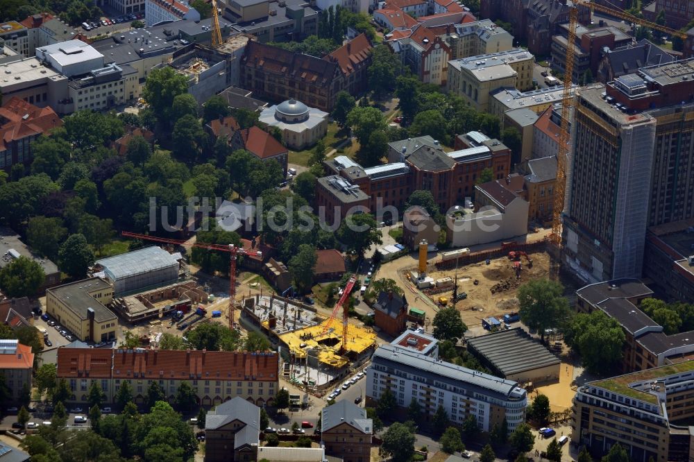 Luftbild Berlin Mitte - Wohn- und Geschäftshaus- Neubau- Gebäude der MEAG an der Straße Unter den Linden Ecke Friedrichstraße in Berlin Mitte