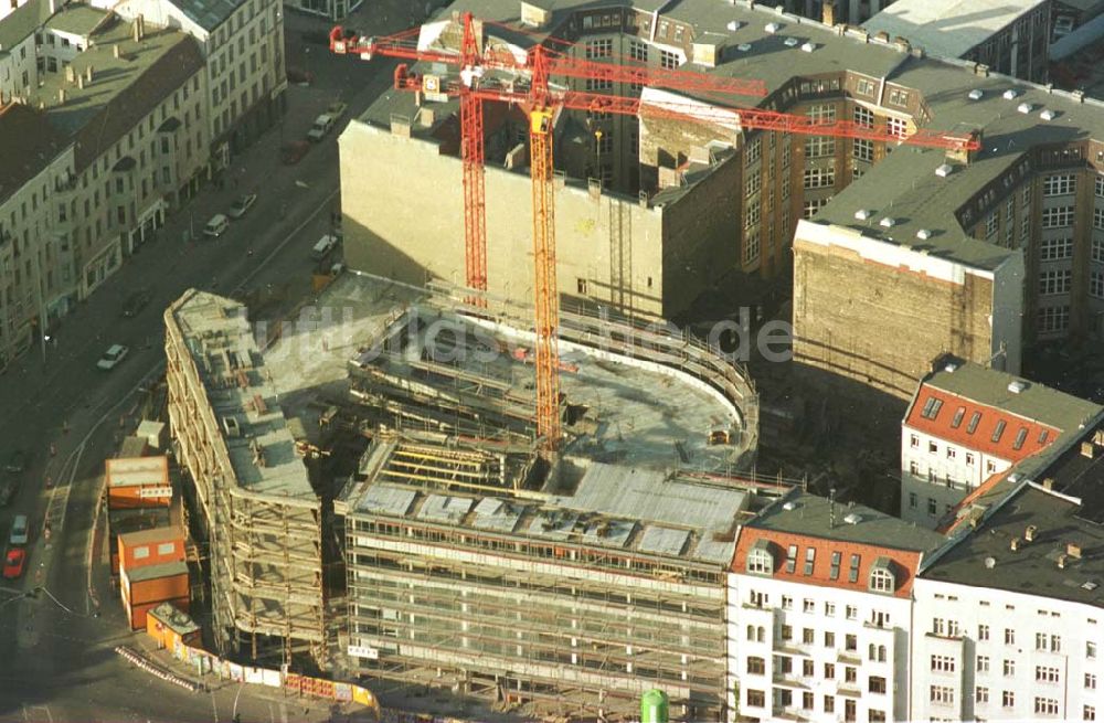 Berlin von oben - 02.10.94 Wohn-und Geschäftshaus Schönhauserallee Ecke Torstr., Berlin Mitte