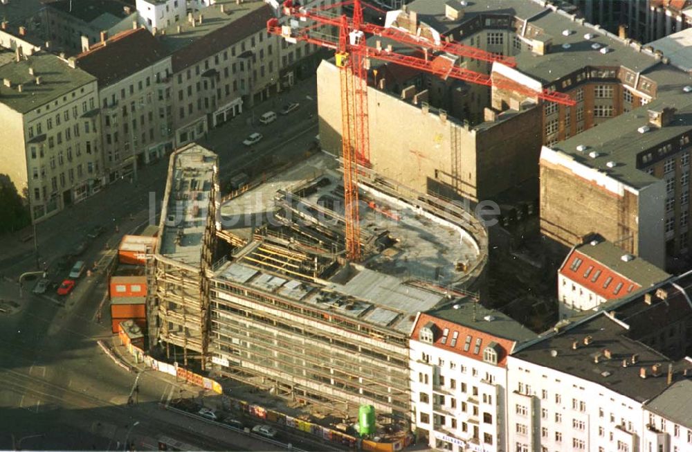 Luftbild Berlin - 02.10.94 Wohn-und Geschäftshaus Schönhauserallee Ecke Torstr., Berlin Mitte