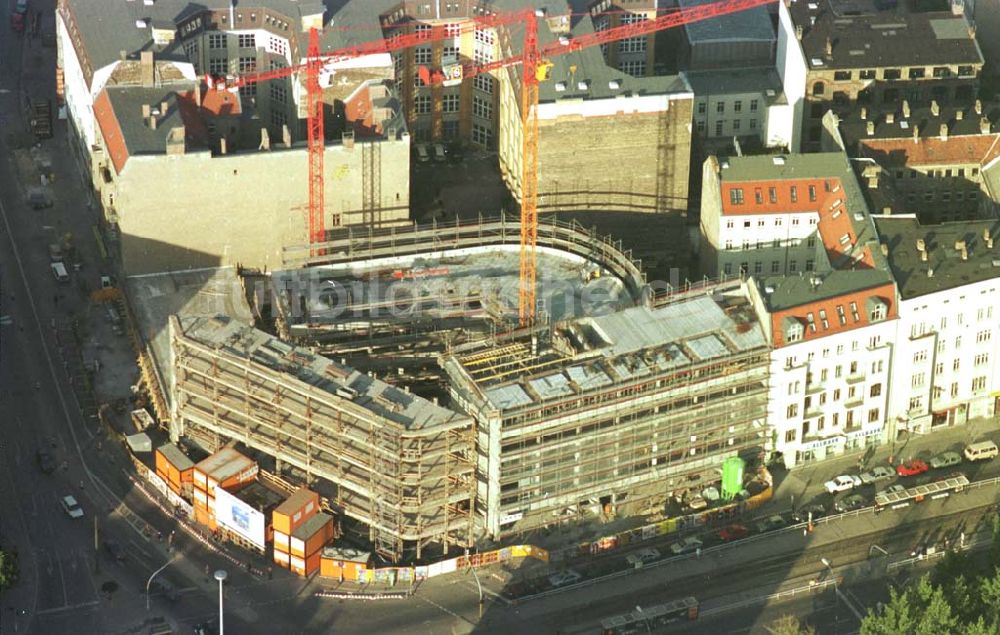 Berlin von oben - 02.10.94 Wohn-und Geschäftshaus Schönhauserallee Ecke Torstr., Berlin Mitte