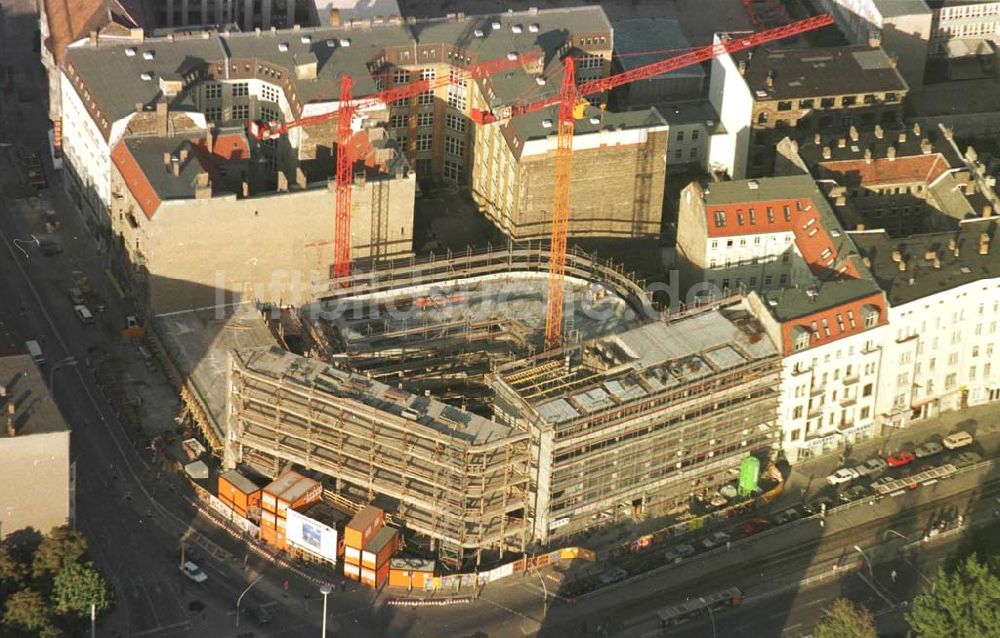 Luftbild Berlin - 02.10.94 Wohn-und Geschäftshaus Schönhauserallee Ecke Torstr., Berlin Mitte