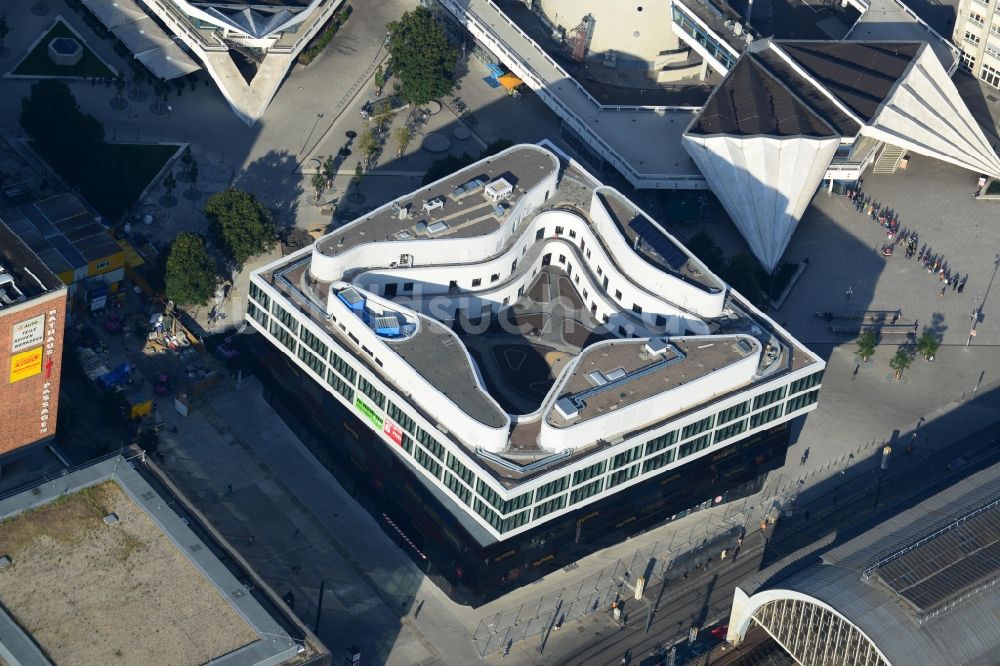 Berlin von oben - Wohn- und Geschäftshaus Viertel Alea 101 der Redevco Services Deutschland GmbH am S-Bahnhof Alexanderplatz in Berlin, Deutschland