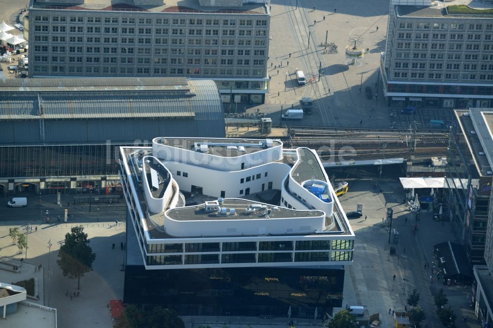 Berlin aus der Vogelperspektive: Wohn- und Geschäftshaus Viertel Alea 101 der Redevco Services Deutschland GmbH am S-Bahnhof Alexanderplatz in Berlin, Deutschland