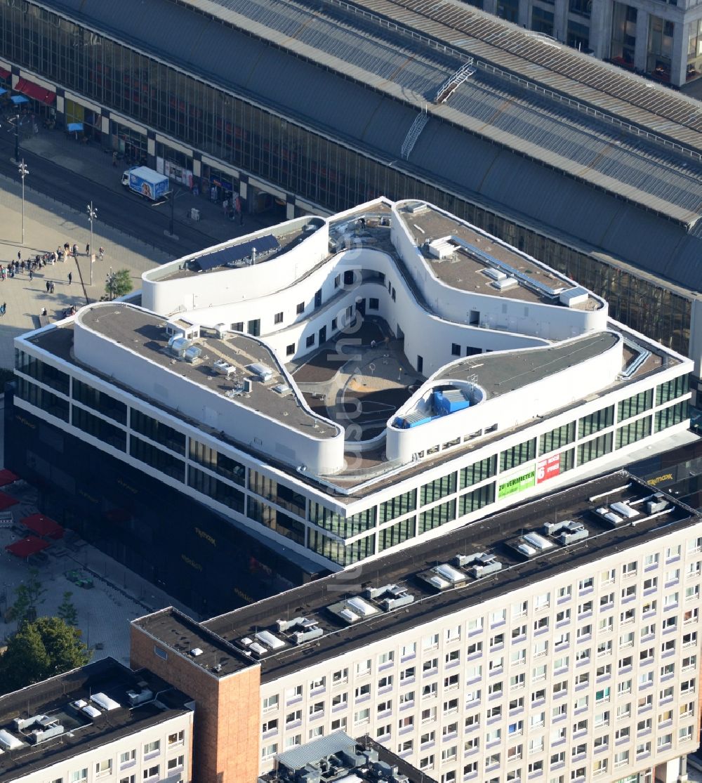 Berlin von oben - Wohn- und Geschäftshaus Viertel Alea 101 der Redevco Services Deutschland GmbH am S-Bahnhof Alexanderplatz in Berlin, Deutschland