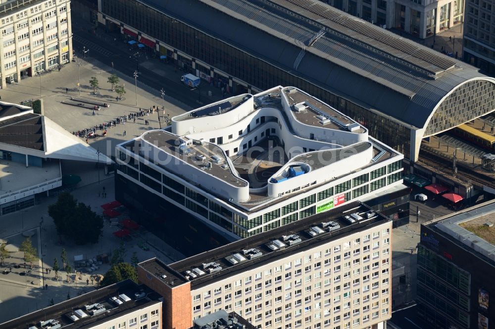 Berlin aus der Vogelperspektive: Wohn- und Geschäftshaus Viertel Alea 101 der Redevco Services Deutschland GmbH am S-Bahnhof Alexanderplatz in Berlin, Deutschland