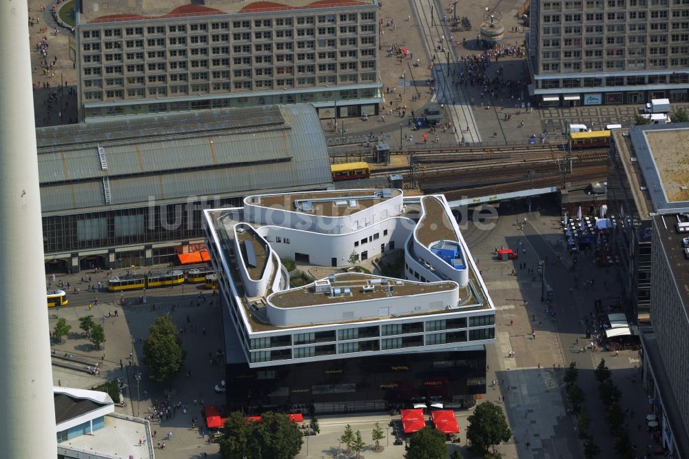 Luftbild Berlin - Wohn- und Geschäftshaus Viertel Alea 101 der Redevco Services Deutschland GmbH am S-Bahnhof Alexanderplatz in Berlin, Deutschland