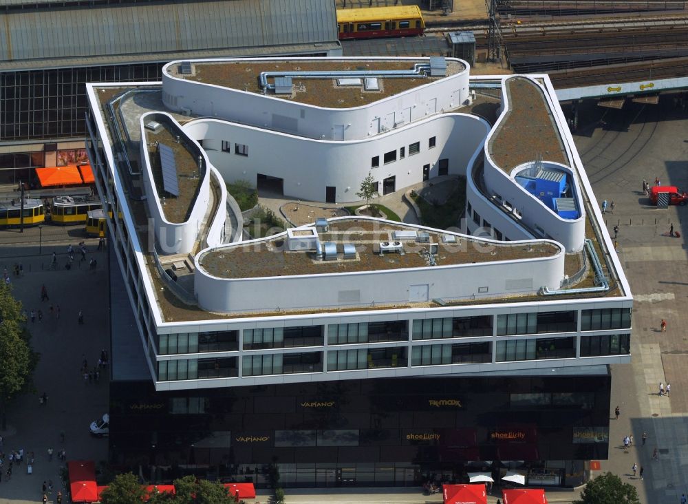 Luftaufnahme Berlin - Wohn- und Geschäftshaus Viertel Alea 101 der Redevco Services Deutschland GmbH am S-Bahnhof Alexanderplatz in Berlin, Deutschland