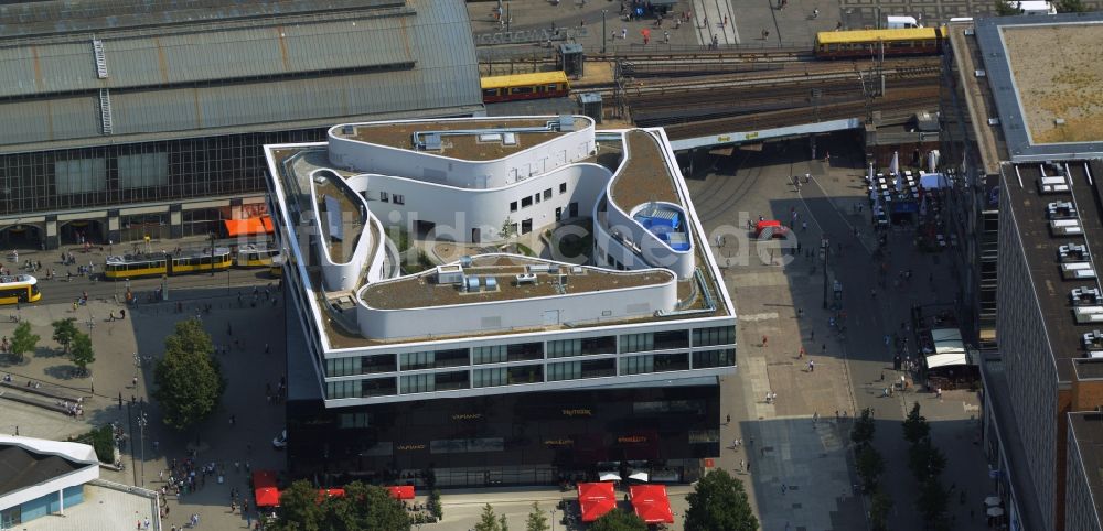 Berlin von oben - Wohn- und Geschäftshaus Viertel Alea 101 der Redevco Services Deutschland GmbH am S-Bahnhof Alexanderplatz in Berlin, Deutschland