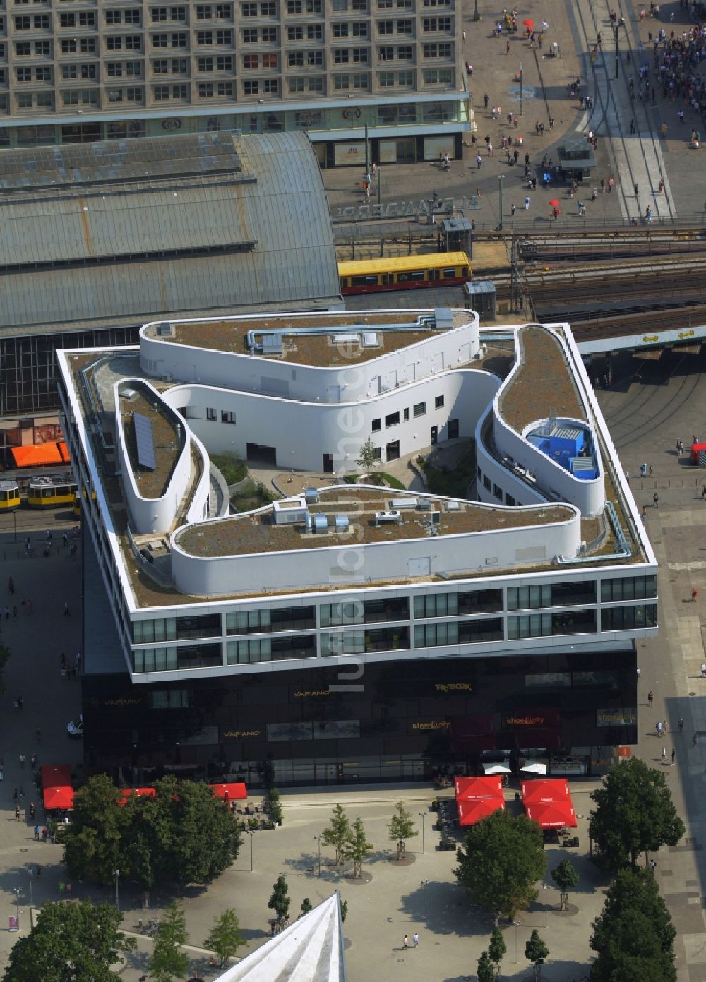 Berlin aus der Vogelperspektive: Wohn- und Geschäftshaus Viertel Alea 101 der Redevco Services Deutschland GmbH am S-Bahnhof Alexanderplatz in Berlin, Deutschland