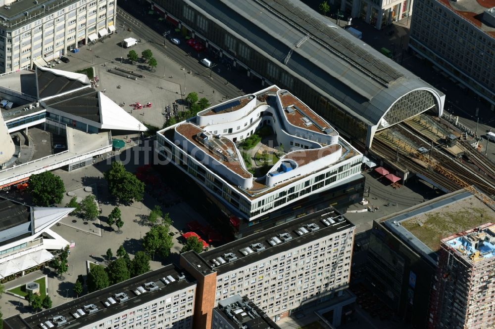 Berlin von oben - Wohn- und Geschäftshaus Viertel Alea 101 der Redevco Services Deutschland GmbH am S-Bahnhof Alexanderplatz in Berlin, Deutschland