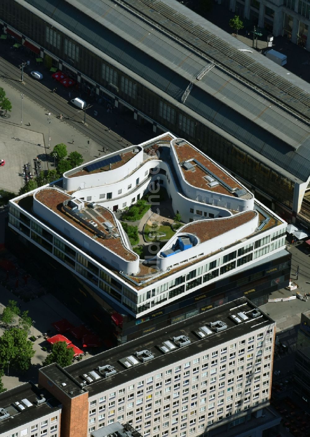 Luftbild Berlin - Wohn- und Geschäftshaus Viertel Alea 101 der Redevco Services Deutschland GmbH am S-Bahnhof Alexanderplatz in Berlin, Deutschland