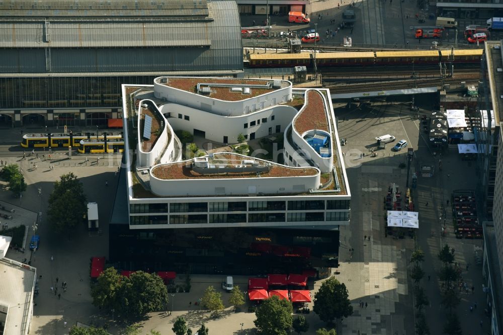 Berlin aus der Vogelperspektive: Wohn- und Geschäftshaus Viertel Alea 101 der Redevco Services Deutschland GmbH am S-Bahnhof Alexanderplatz in Berlin, Deutschland