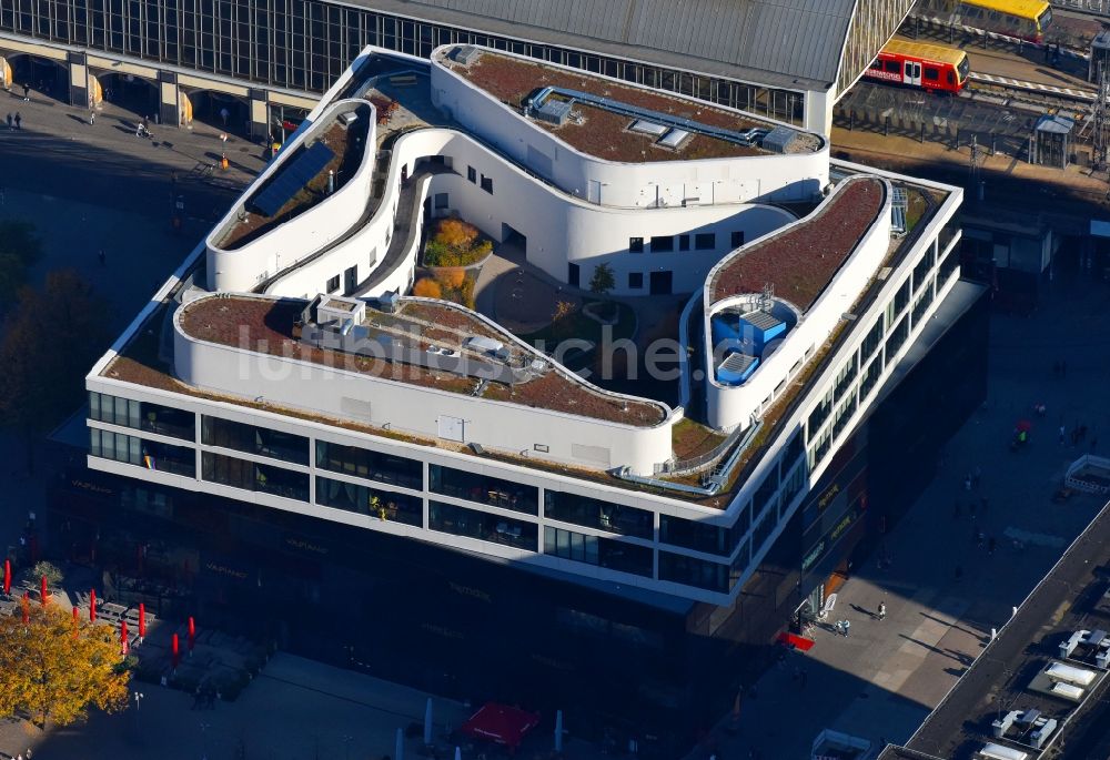 Luftbild Berlin - Wohn- und Geschäftshaus Viertel Alea 101 der Redevco Services Deutschland GmbH am S-Bahnhof Alexanderplatz in Berlin, Deutschland