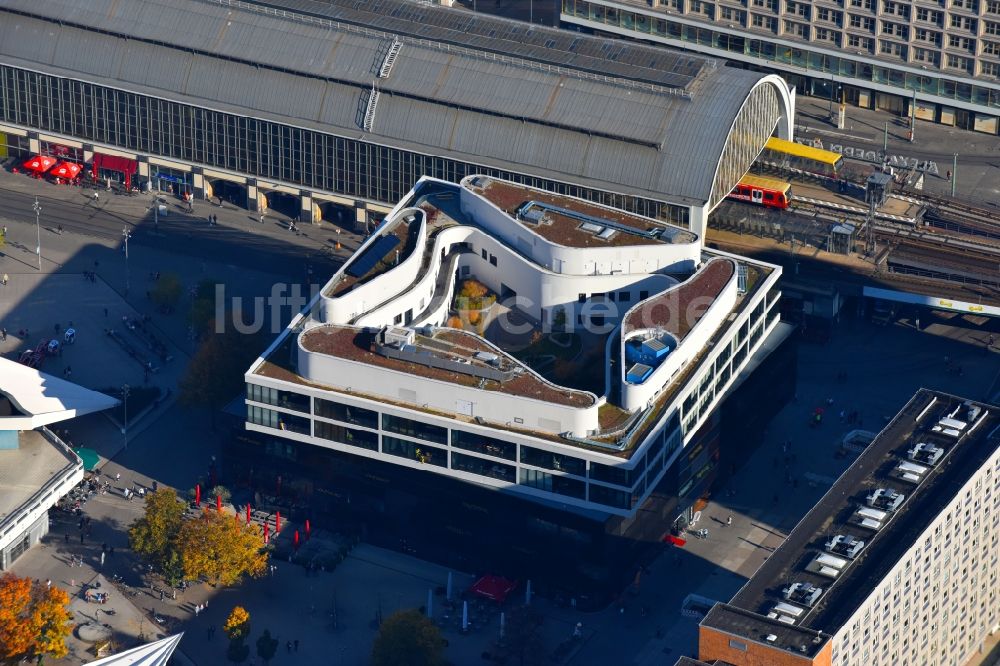 Luftaufnahme Berlin - Wohn- und Geschäftshaus Viertel Alea 101 der Redevco Services Deutschland GmbH am S-Bahnhof Alexanderplatz in Berlin, Deutschland