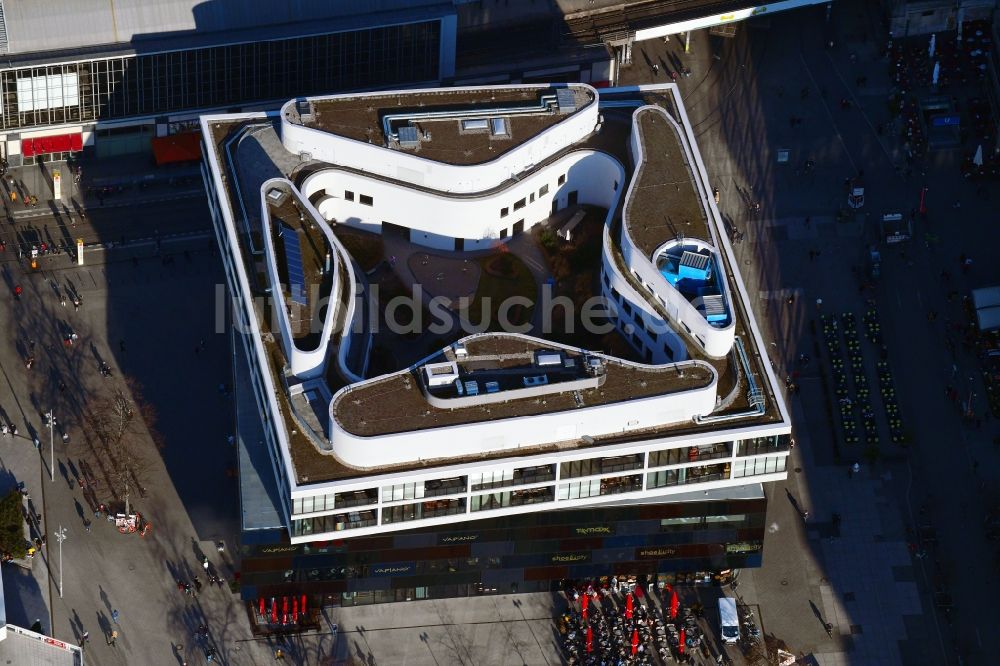 Berlin aus der Vogelperspektive: Wohn- und Geschäftshaus Viertel Alea 101 der Redevco Services Deutschland GmbH am S-Bahnhof Alexanderplatz in Berlin, Deutschland