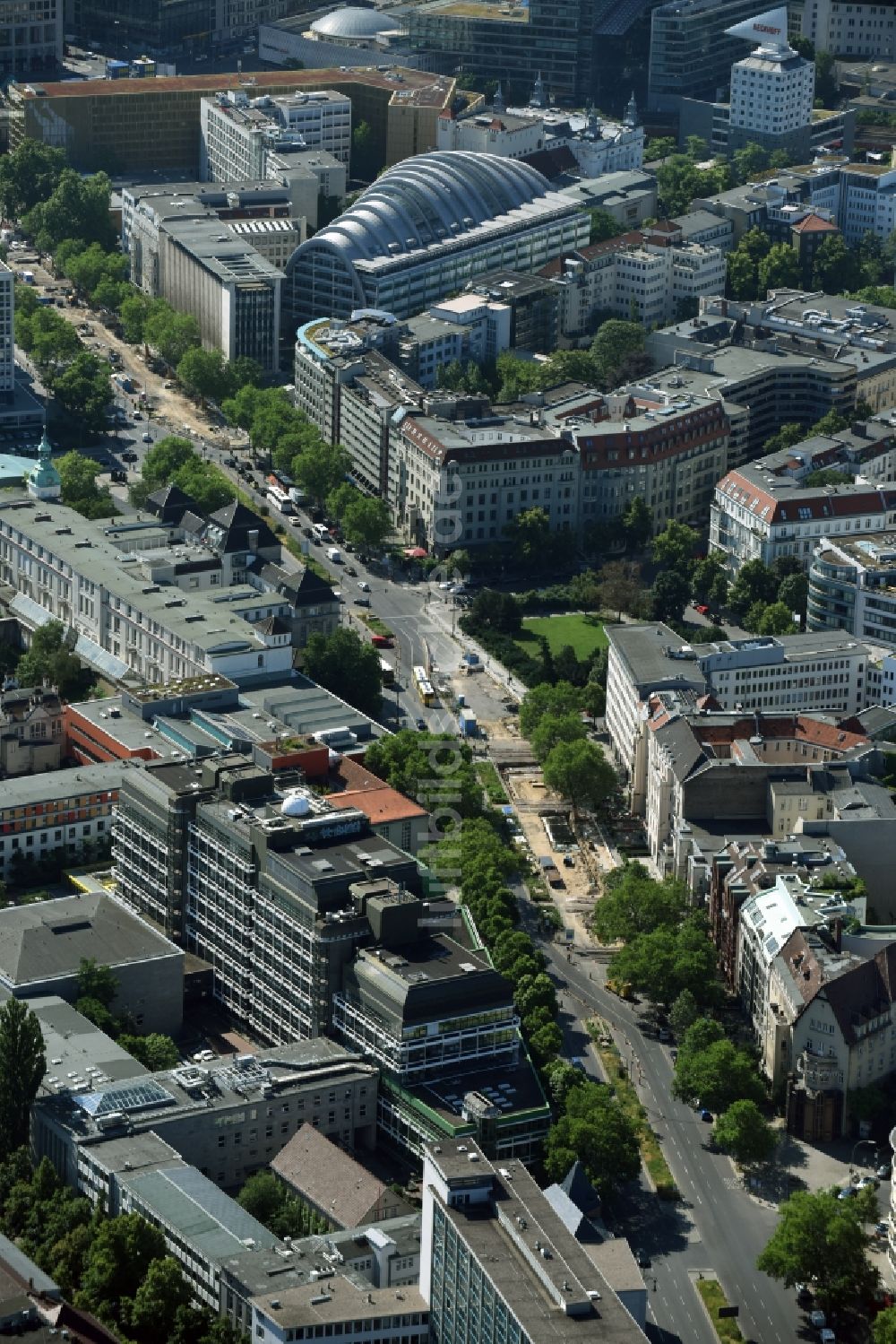 Berlin von oben - Wohn- und Geschäftshaus Viertel entlang Hardenbergstraße in Berlin