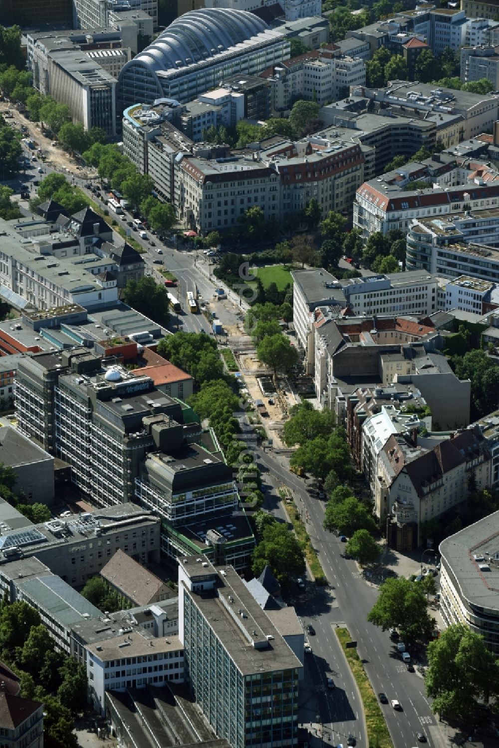 Berlin aus der Vogelperspektive: Wohn- und Geschäftshaus Viertel entlang Hardenbergstraße in Berlin