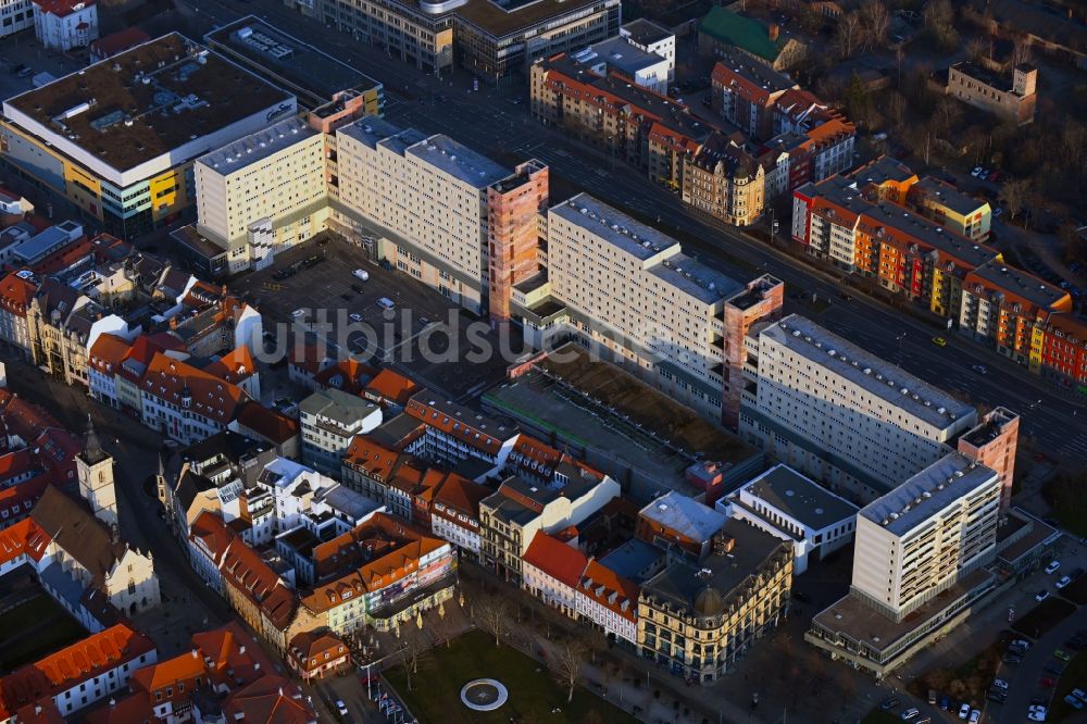 Erfurt von oben - Wohn- und Geschäftshaus Viertel entlang des Hirschlachufer im Ortsteil Altstadt in Erfurt im Bundesland Thüringen, Deutschland