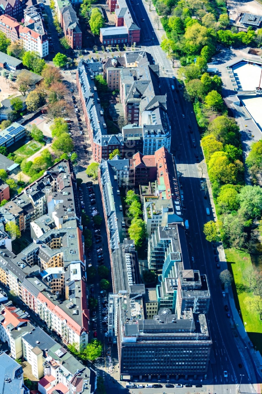 Hamburg aus der Vogelperspektive: Wohn- und Geschäftshaus Viertel entlang des Holstenwall im Ortsteil Neustadt in Hamburg, Deutschland