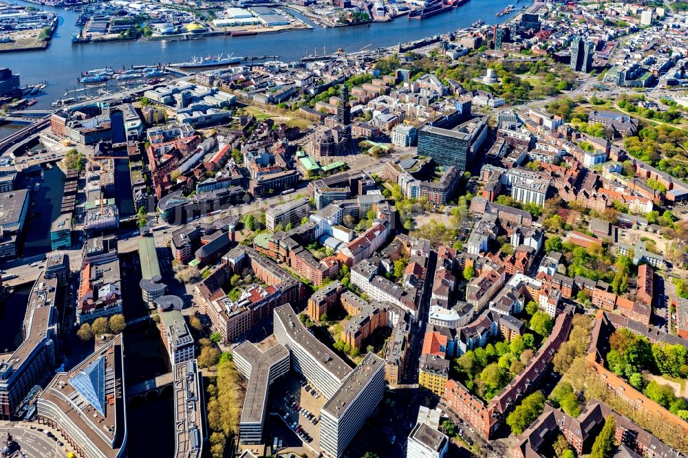 Hamburg von oben - Wohn- und Geschäftshaus Viertel entlang der Ludwig-Erhard-Straße - Alter Steinweg - Düsternstraße im Ortsteil Neustadt in Hamburg, Deutschland