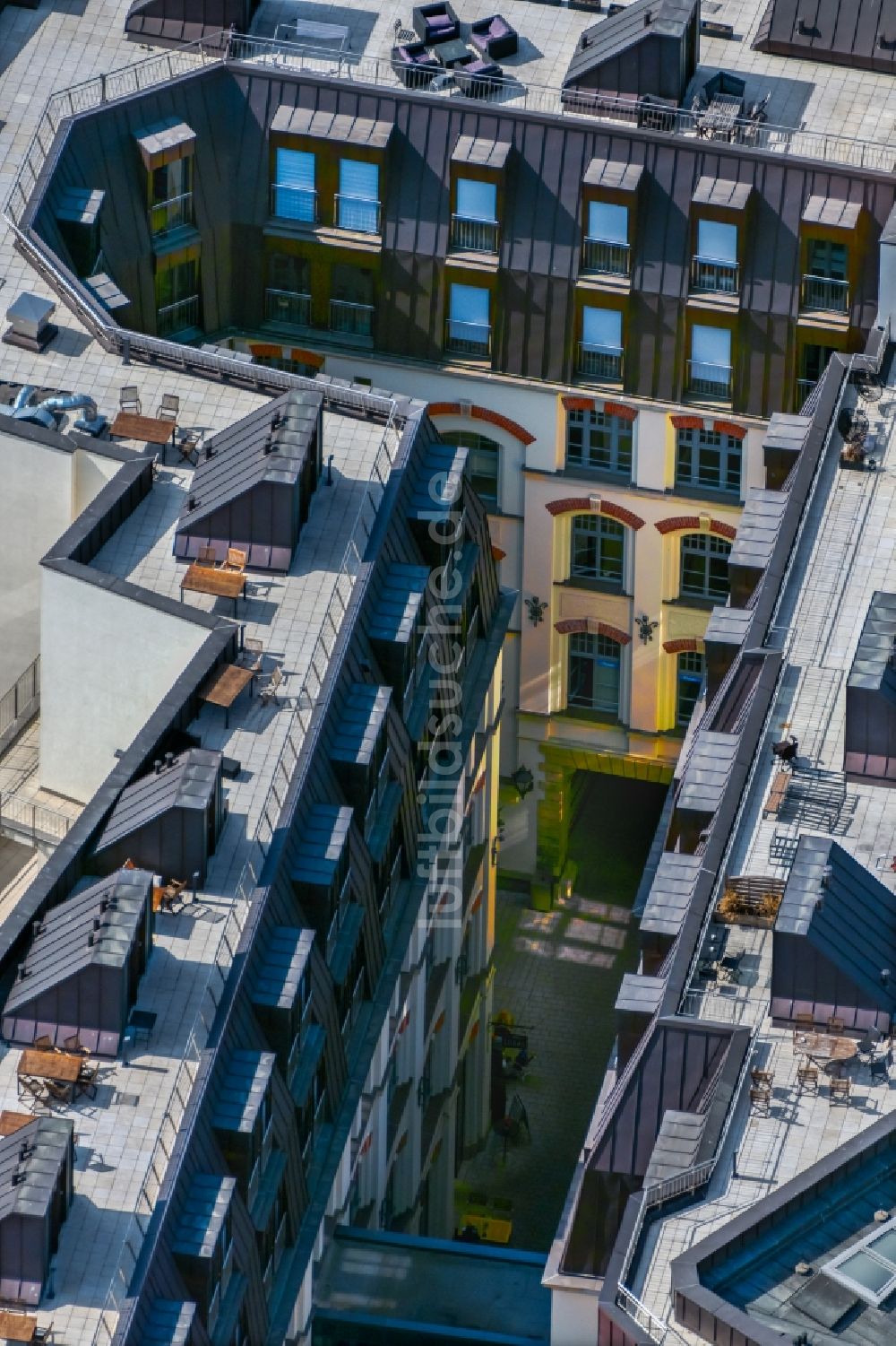 Leipzig von oben - Wohn- und Geschäftshaus Viertel entlang der Oelßner's Hof Passage im Innenhof an der Nikolaistraße in Leipzig im Bundesland Sachsen, Deutschland