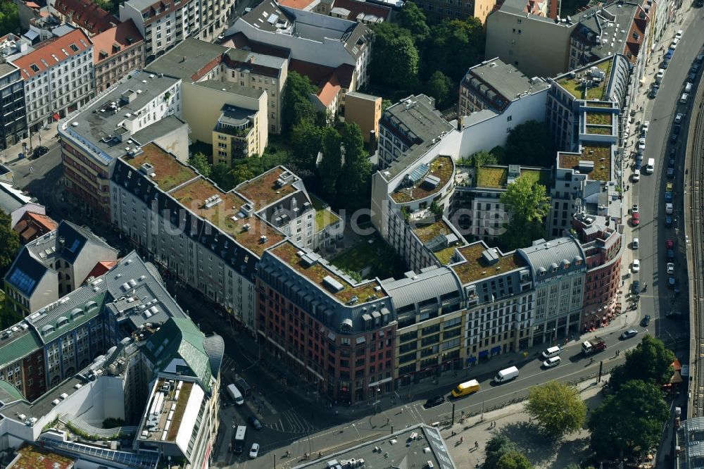 Berlin aus der Vogelperspektive: Wohn- und Geschäftshaus Viertel am Hackeschen Markt - An der Spandauer Brücke im Ortsteil Mitte in Berlin, Deutschland