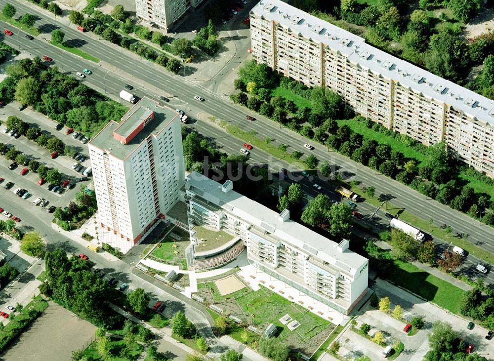 Luftaufnahme Berlin - Lichtenberg - Wohn- und Geschäftshaus der Wohnungsgenossenschaft Lichtenberg WGLI an der Landsberger Allee in Berlin - Lichtenberg.