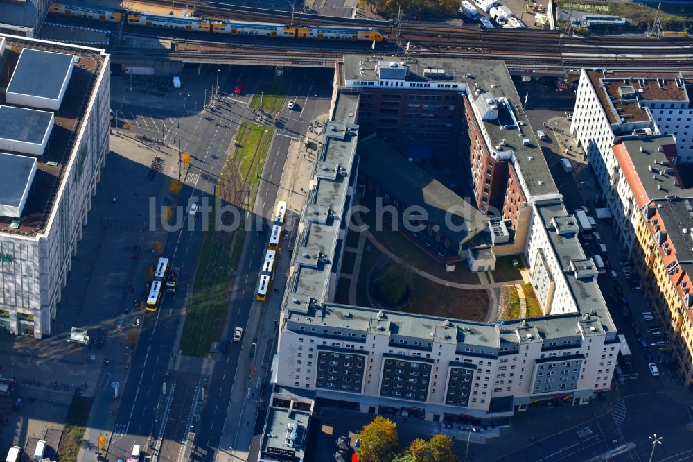 Luftbild Berlin - Wohn- und Geschäftshaus zwischen der Karl-Liebknecht-Straße und der Rosa-Luxemburg-Straße in Berlin, Deutschland