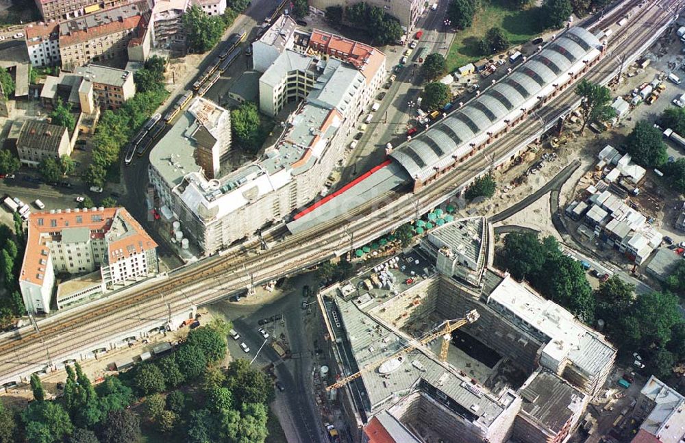 Berlin aus der Vogelperspektive: Wohn- und Geschäftshausbau am S-Bhf. Hackescher Markt in Berlin-Mitte.