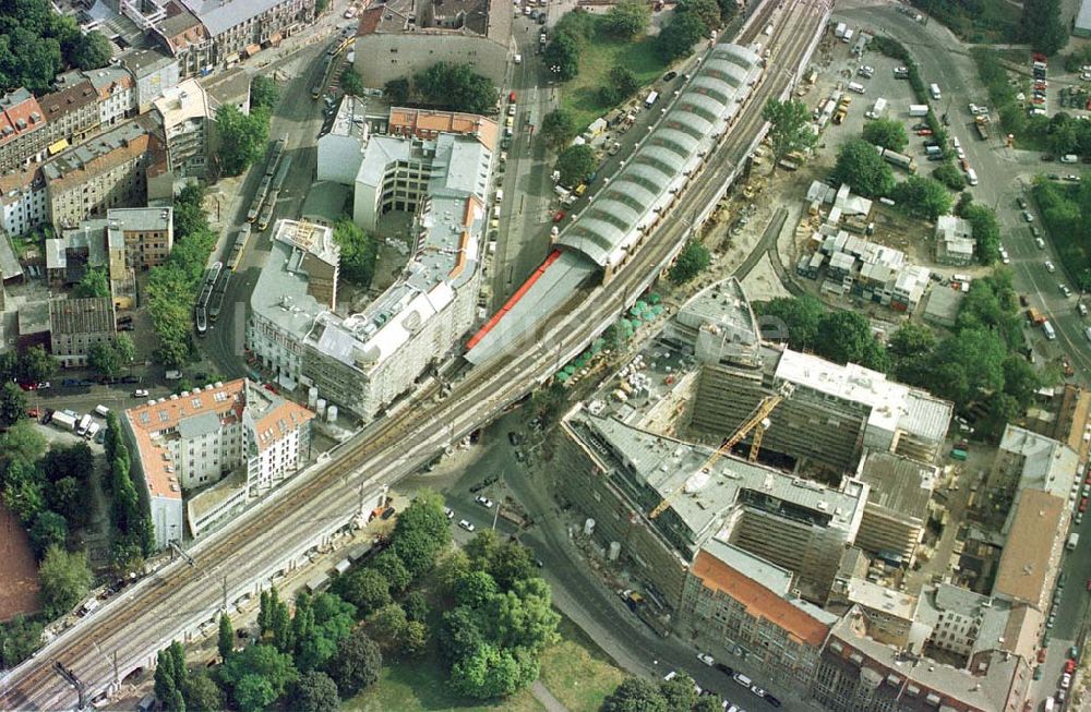 Luftbild Berlin - Wohn- und Geschäftshausbau am S-Bhf. Hackescher Markt in Berlin-Mitte.