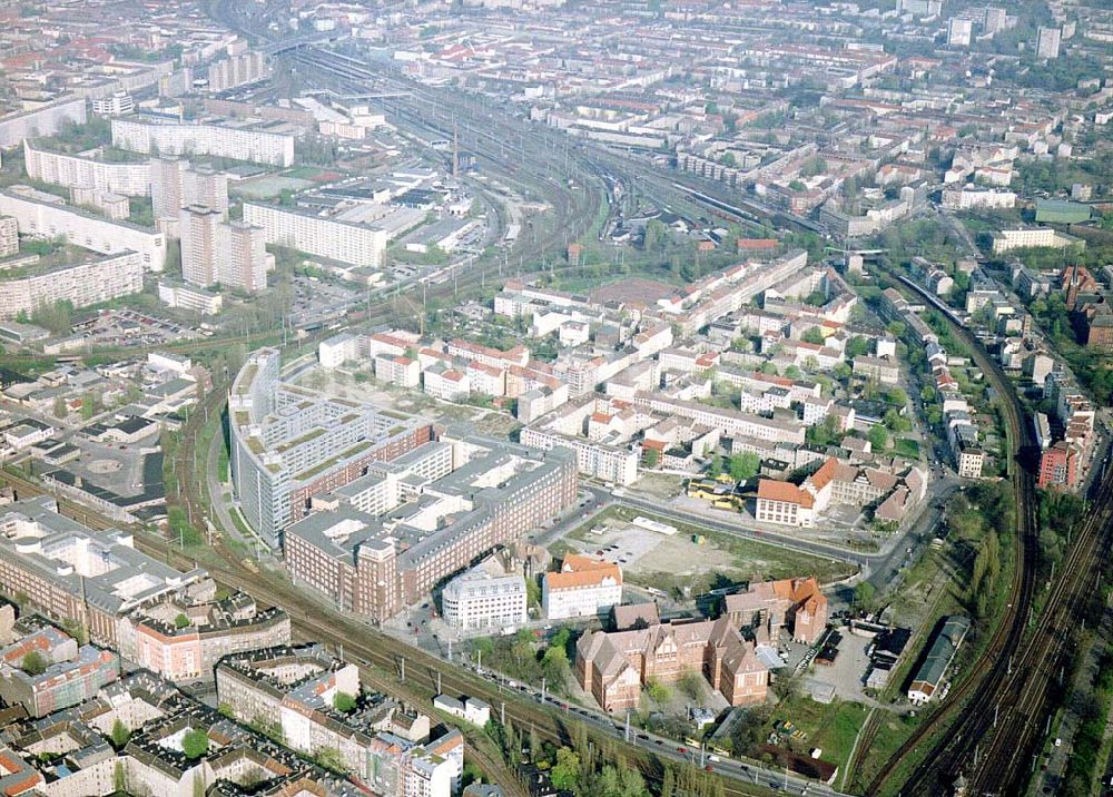 Luftaufnahme Berlin-Friedrichshain - Wohn- und Geschäftshausbereich am Bhf. Ostkreuz in Berlin-Friedrichshain.